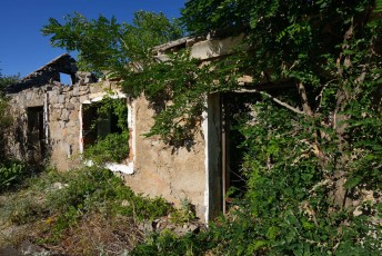 Ostaci kuće napuštene u razdoblju od 1991. do 1995., Park prirode Velebit